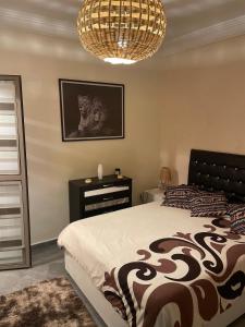 Una cama o camas en una habitación de au cœur de L'orient Marrakech 26 fotos más