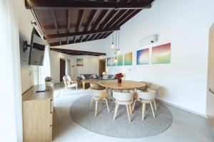 a kitchen and dining room with a table and chairs at Reverence Villas Avieira in Carballal