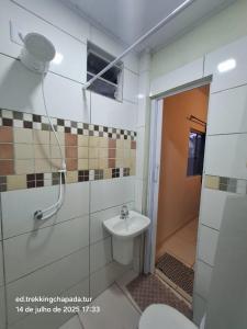 レンソイスにあるAurora suites chapada Diamantinaのトイレ、洗面台、シャワー付きのバスルーム