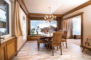 a dining room with a table and chairs and a window at Ferienhaus Kuchelberg in Altenmarkt im Pongau