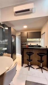 Kuchyň nebo kuchyňský kout v ubytování Casa de estilo elegante com jacuzzi