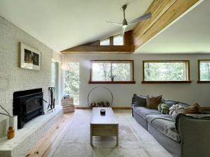 Χώρος καθιστικού στο The Fireside Nook Narrowsburg Cabin