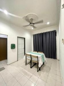 Πινγκ πονγκ στο Rumah near KT Atas Tol - WiFi, parking & Netflix ή εκεί κοντά