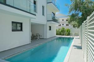 vista esterna di una casa con piscina di Karbelsun City a Fethiye