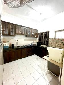 Η κουζίνα ή μικρή κουζίνα στο Rumah near KT Atas Tol - WiFi, parking & Netflix