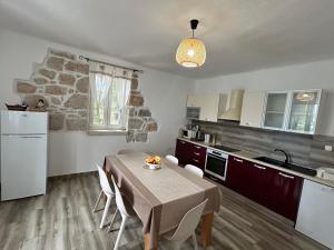 Dapur atau dapur kecil di Holiday house Pantovčak, secluded stone house with heated pool and unique view
