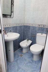 un baño con inodoro y lavabo en Bab chaouen, en Chefchaouen 11 fotos más