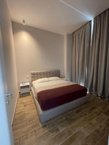 En eller flere senge i et værelse på Henri's Apartment