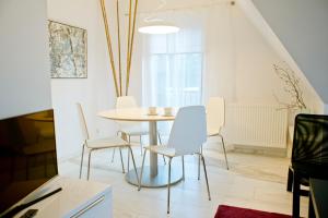 - une salle à manger avec une table et des chaises dans l'établissement Willa Gusia, Apartamenty, à Zakopane