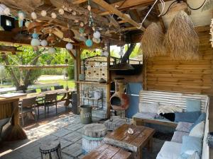 loft, clim, jardin, piscine, calme, parc expo, في موجيو: فناء مع أريكة وطاولة وشواية