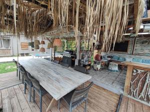 loft, clim, jardin, piscine, calme, parc expo, في موجيو: وجود طاولة وكراسي خشبية كبيرة في الغرفة