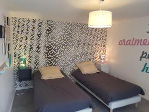 loft, clim, jardin, piscine, calme, parc expo, في موجيو: سريرين توأم في غرفة مع جدار +29 صورة