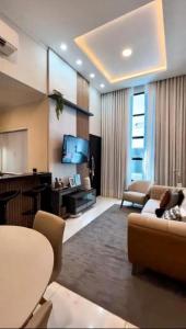 伊瓜苏Casa de estilo elegante com jacuzzi的配有沙发和平板电视的客厅