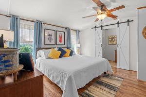 Ένα ή περισσότερα κρεβάτια σε δωμάτιο στο Waterfront - River Shack Retreat - Kayaks included