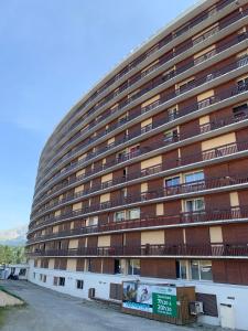 Un gran edificio con balcones a los lados. en Studio Côté Sud, en Superdevoluy 24 fotos más