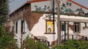 a building with a painting on the side of it at Quarto águas- Casa Amazonia PT in Casconha +29 photos