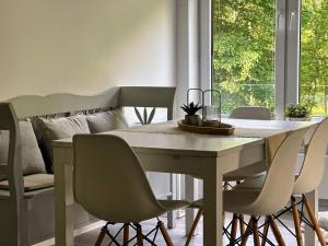 een eetkamer met een tafel en stoelen bij Summer Escape Polanki z basenem zewnętrznym i sauną in Kołobrzeg