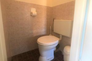 Un baño con un inodoro blanco en una habitación. en Wijk de Brabander 97, en Cadzand 12 fotos más
