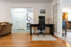 Photo de la galerie de l'établissement Bright & Cozy Cottage in the Heart of Dartmouth, à Halifax