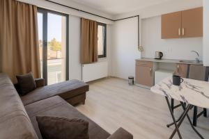 a living room with a couch and a table and a kitchen at Kadıköy Miski Amber in Istanbul