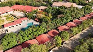 Nazrethkereyu hill resort hotel的享有带游泳池和树木的度假屋的顶部景致