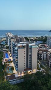 an aerial view of a city with the ocean at TULUM Bertioga - belo apartamento com vista para o mar in Bertioga