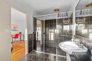 Bilik mandi di Refined Surfers Paradise Home