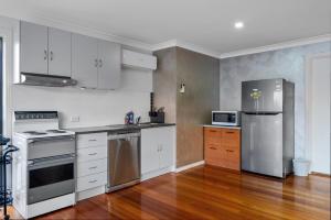 Dapur atau dapur kecil di Refined Surfers Paradise Home +4 gambar