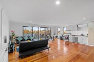 Dapur atau dapur kecil di Refined Surfers Paradise Home