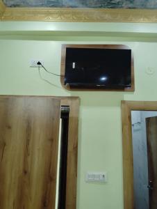 TV a/nebo společenská místnost v ubytování Ghanshyam palace Orchha