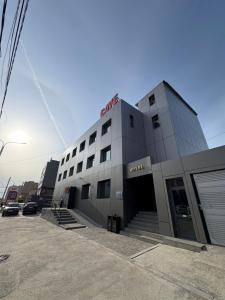 un edificio con un'insegna sulla sommità di Onora Hotel a Ulaanbaatar