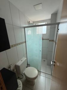 カルダス・ノバスにあるCondomínio Fiore Prime Flat Styleのトイレとガラスのシャワー付きのバスルーム +3枚の写真