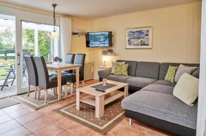 un salon avec un canapé et une table dans l'établissement Am Ringwall 84A, à Cuxhaven