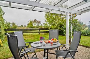 une table avec un bol de fruits sur une terrasse dans l'établissement Am Ringwall 84A, à Cuxhaven