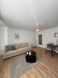 カッセルにあるSchöne Wohnung gegenüber Bahnhofのソファとテーブルのあるリビングルーム