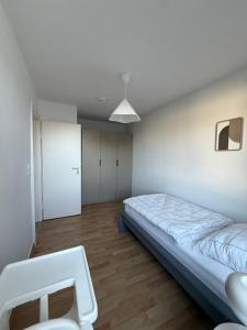 カッセルにあるSchöne Wohnung gegenüber Bahnhofのベッドと椅子のある寝室