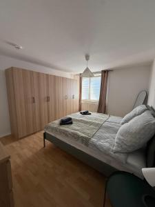 カッセルにあるSchöne Wohnung gegenüber Bahnhofの大きなベッドと窓のある寝室