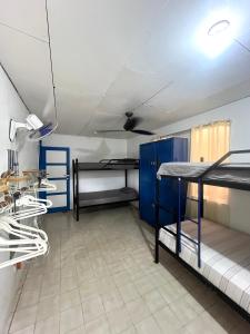 a room with two bunk beds and a ceiling at Casa bohio surf in Jacó
