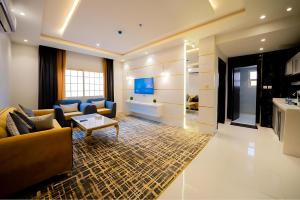 a living room with a couch and a table at الرست ان للشقق المخدومة in Jazan
