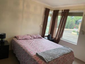 Postel nebo postele na pokoji v ubytování Close to shops & airport