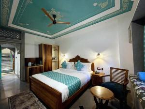 Un dormitorio con una cama y un techo. en AAJ HAVELI - Pichola Lake Facing Hotel, en Udaipur