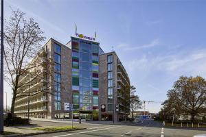 ein hohes Gebäude an einer Straßenseite in der Unterkunft Flowers Hotel Essen in Essen