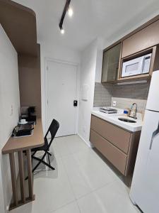 サンパウロにあるStudio Moderno Campo Belo Perto do Aeroporto e Metrôの小さなキッチン(テーブル、デスク付)