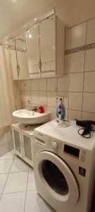 een keuken met een wasmachine en een wastafel bij Ferienwohnung Roko in Eisenach +28 foto's