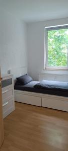 een slaapkamer met een bed en een raam bij Ferienwohnung Roko in Eisenach