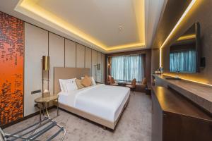 sypialnia z dużym białym łóżkiem i biurkiem w obiekcie Naz City Hotel Taksim - Special Category w Stambule
