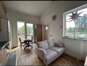 un soggiorno con un divano e un tavolo di Comfortable private guesthouse 