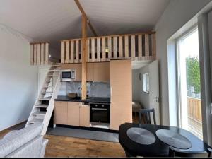 un soggiorno con letto a soppalco e cucina di Comfortable private guesthouse 