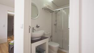 Ένα μπάνιο στο BmyGuest - Almada Garden Apartment +21 φωτογραφίες