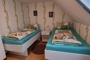two twin beds in a room at Kleiner Zander in Borkum